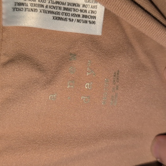 A New Day Seamless Crop Top Medium - Picture 3 of 5